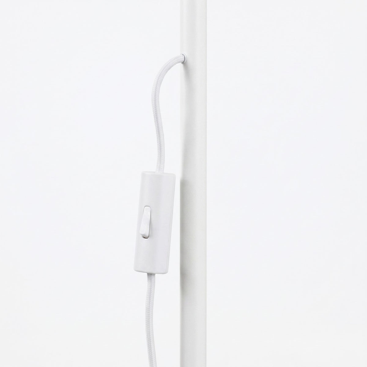 Interrupteur placé sur le câble du lampadaire Karbon laque blanche