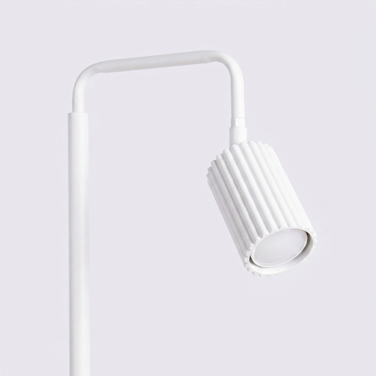 Spot cannelé du lampadaire Karbon laque blanche incliné sur son articulation
