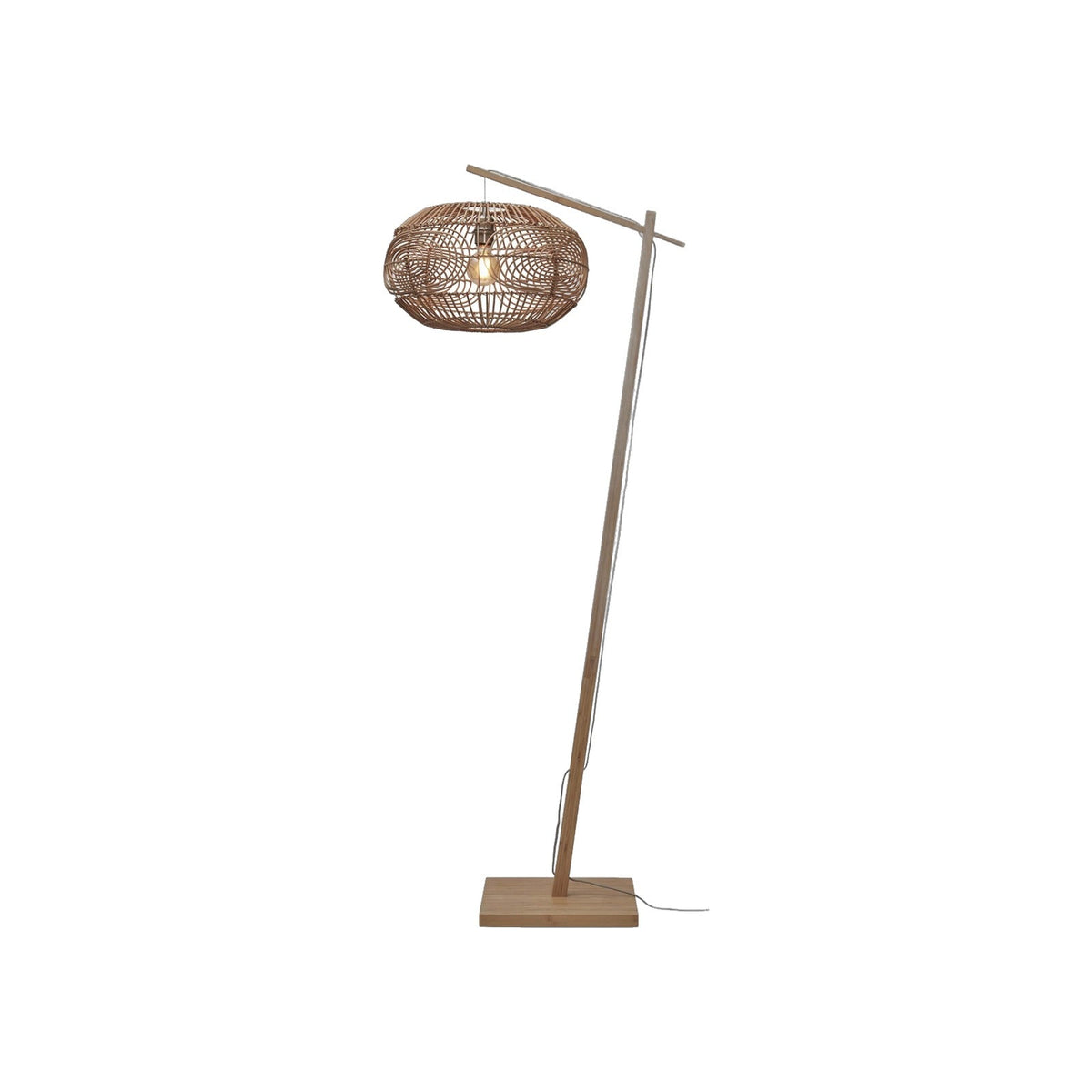 Lampadaire liseuse Madeira bambou naturel avec abat-jour ovale en rotin suspendu au bras d'un mât en bambou sur fond blanc