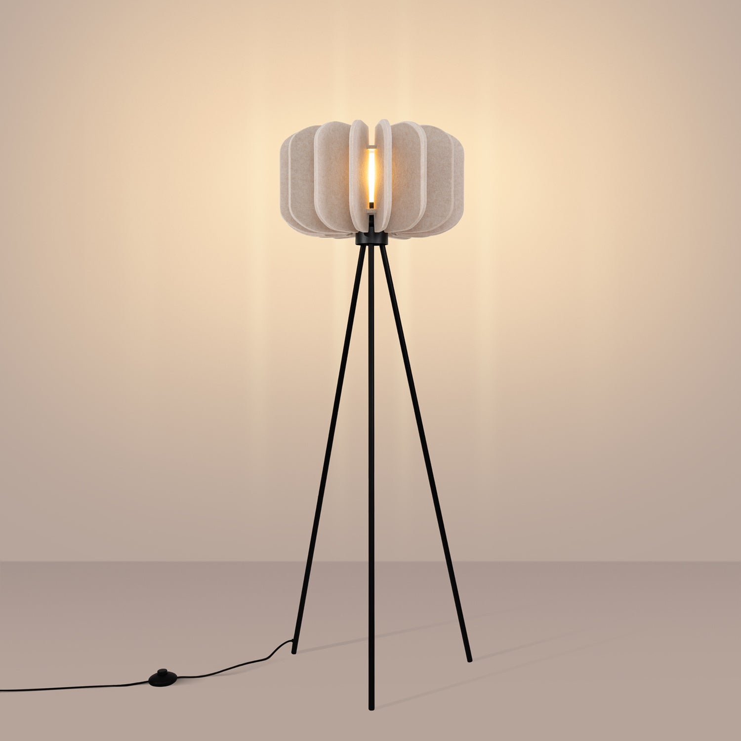 Lampadaire Mula 45 trépied feutre beige E27, en éclairage