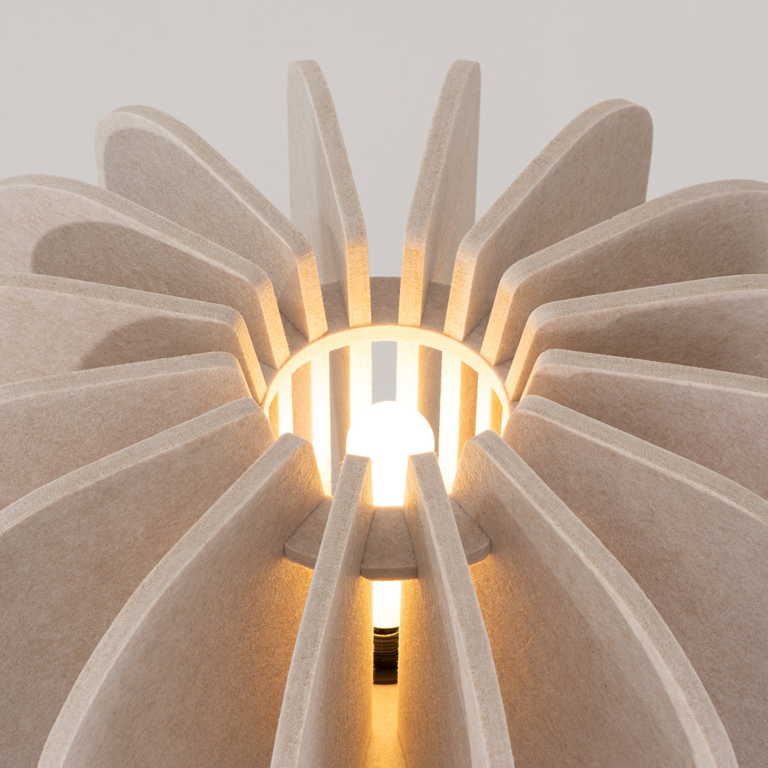 Lampadaire Mula 45 trépied feutre beige E27, gros plan