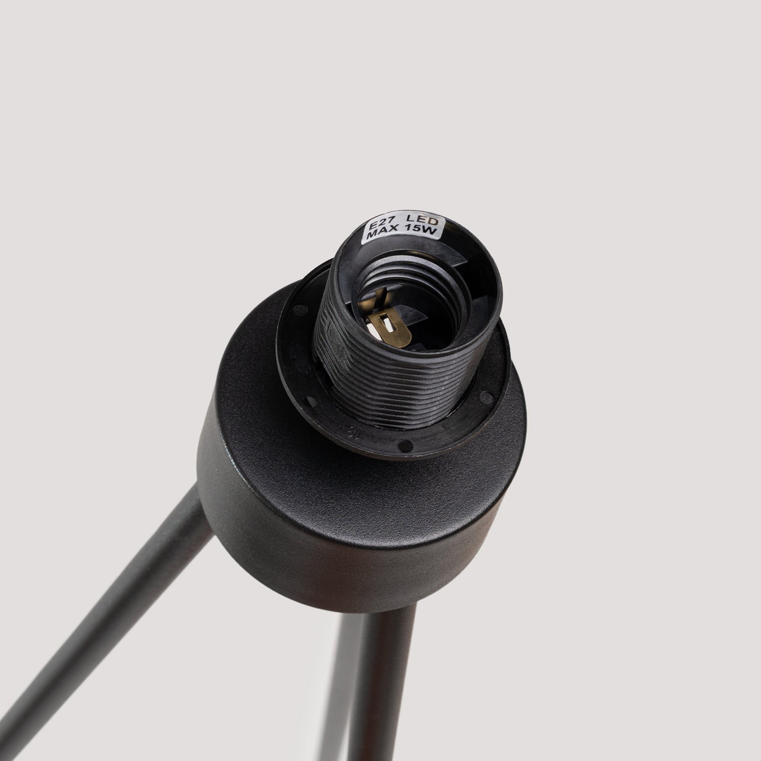 Lampadaire Mula 45 trépied feutre beige E27, détail de la structure