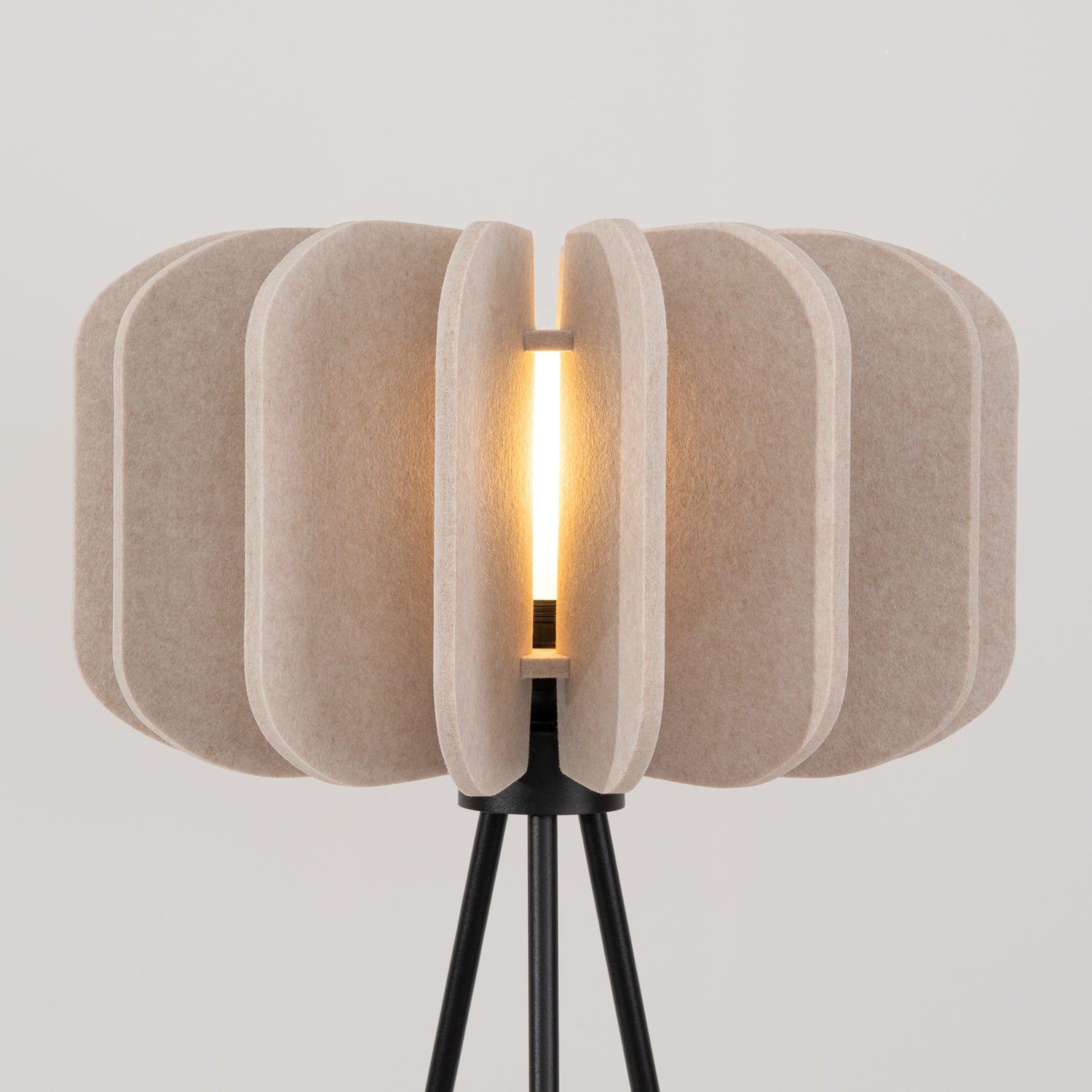 Lampadaire Mula 45 trépied feutre beige E27, détail du feutre