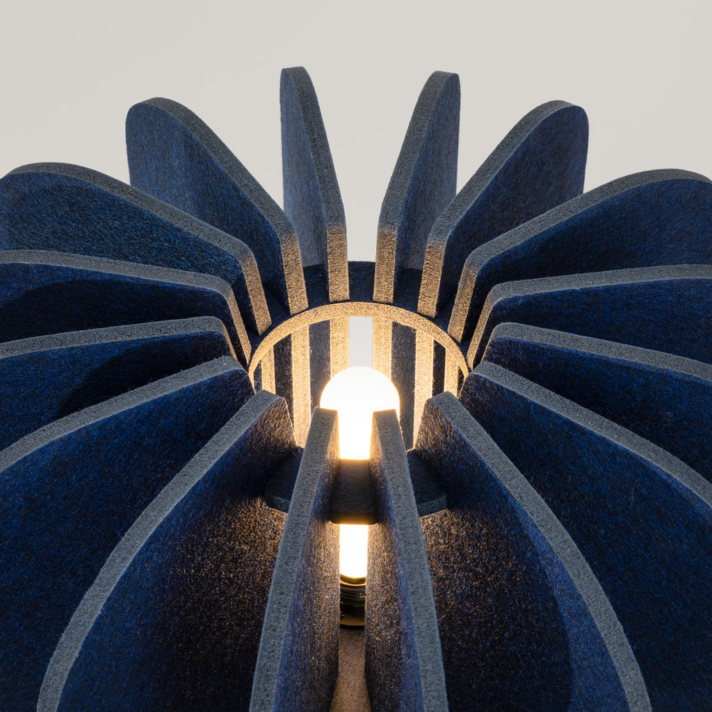 Lampadaire Mula 45 trépied feutre bleu marine E27, gros plan