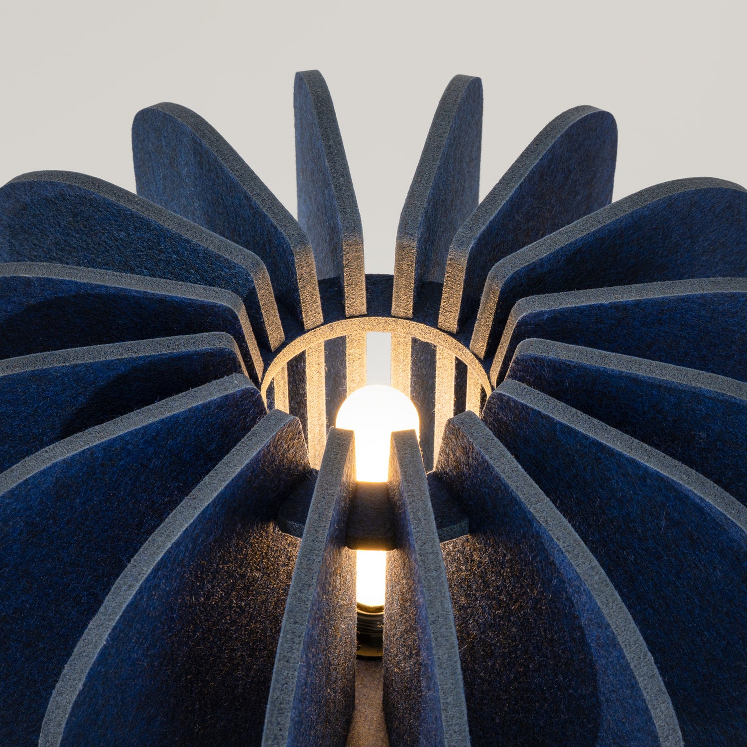 Lampadaire Mula 45 trépied feutre bleu marine E27, gros plan
