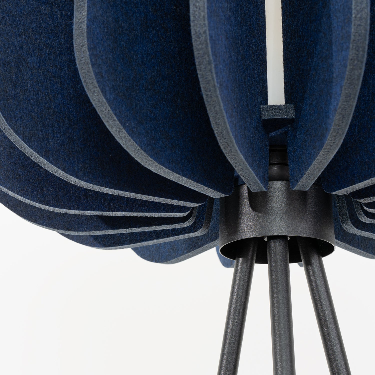 Lampadaire Mula 45 trépied feutre bleu marine E27, détail