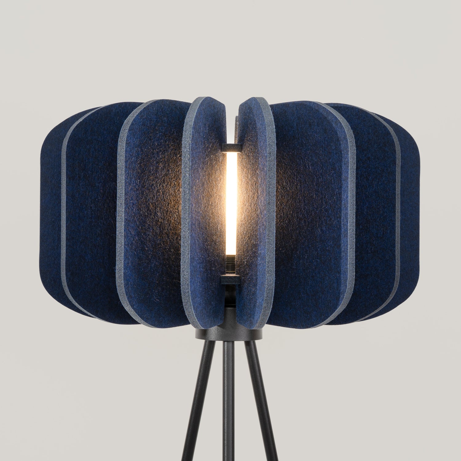 Lampadaire Mula 45 trépied feutre bleu marine E27, détail du feutre