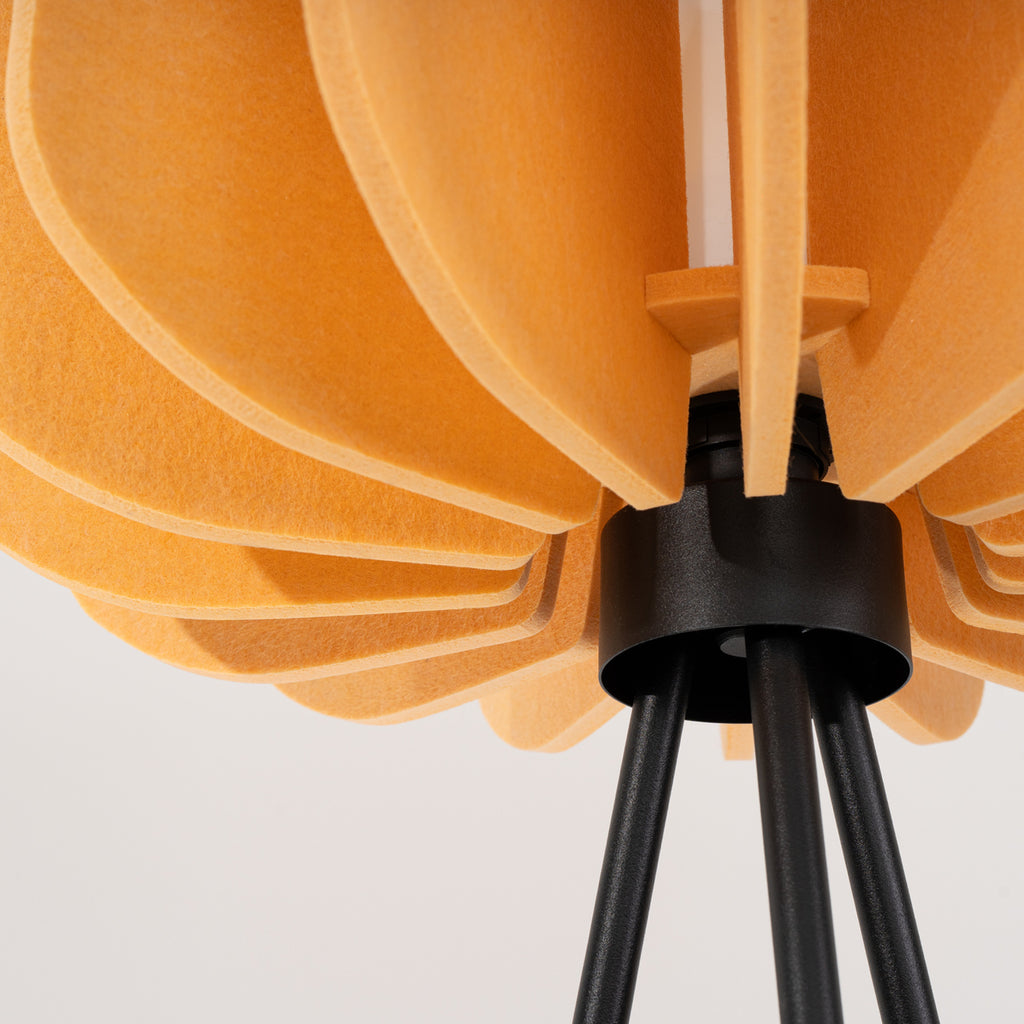Lampadaire Mula 45 trépied feutre jaune moutarde E27, détail