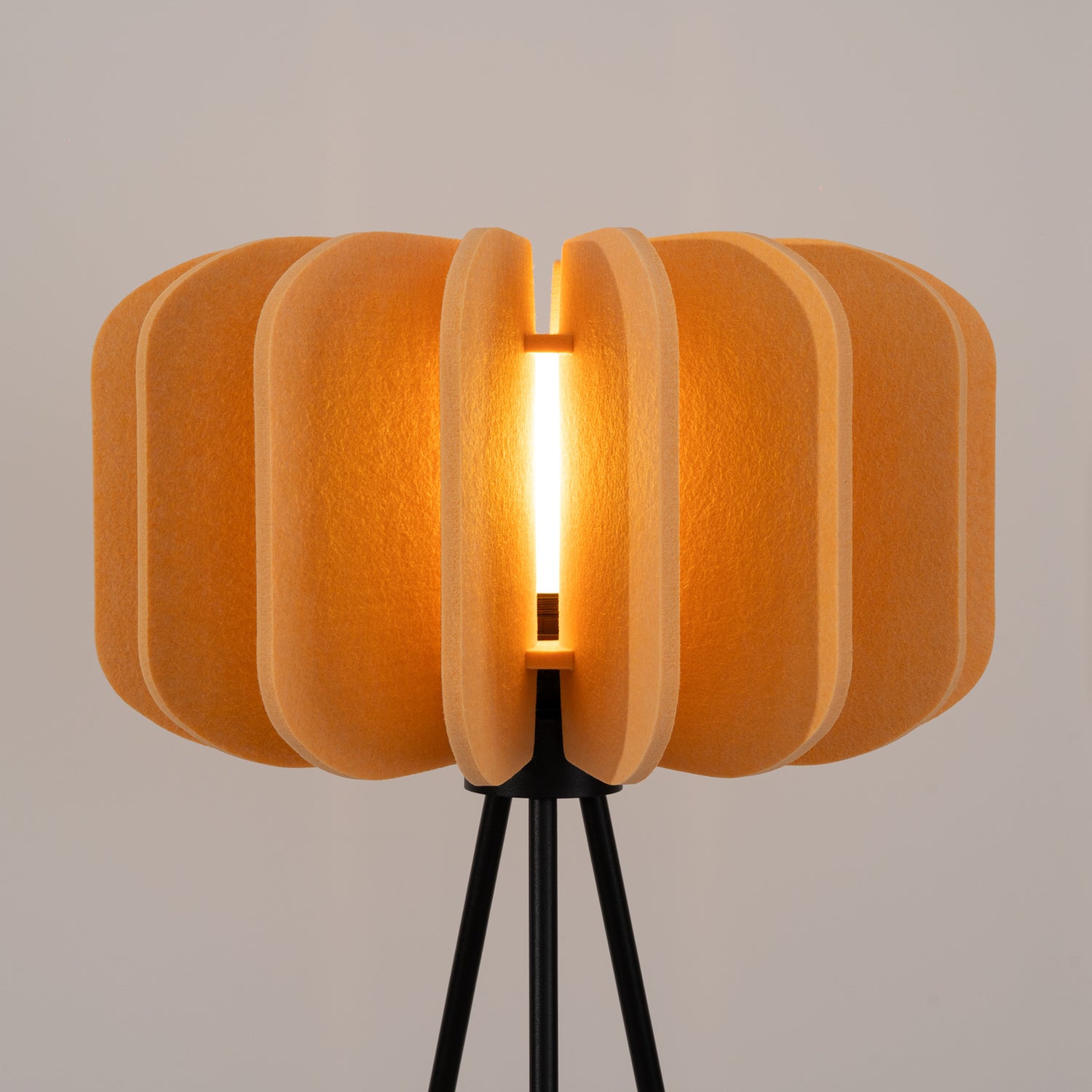 Lampadaire Mula 45 trépied feutre jaune moutarde E27, détail du feutre