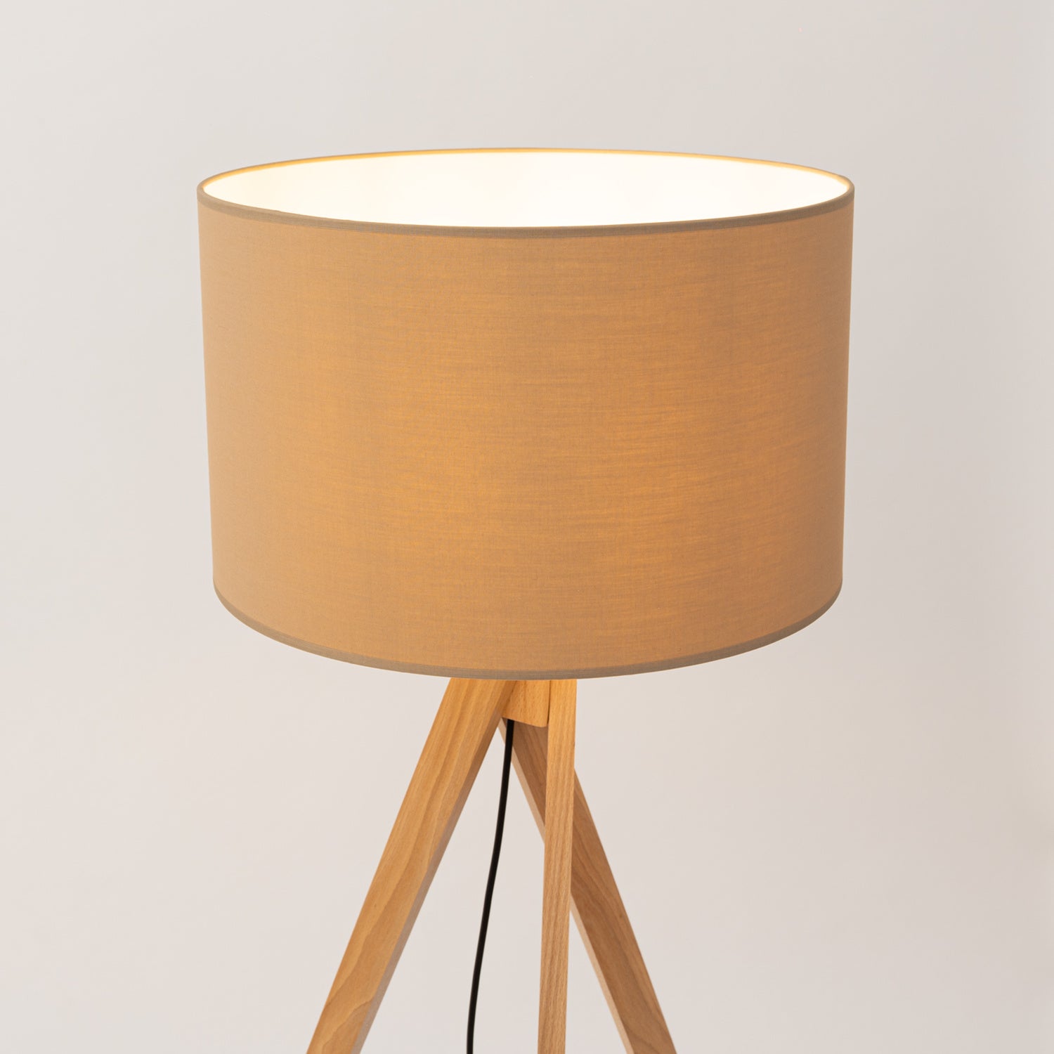 Lampadaire Natt trépied bois beige E27, gros plan