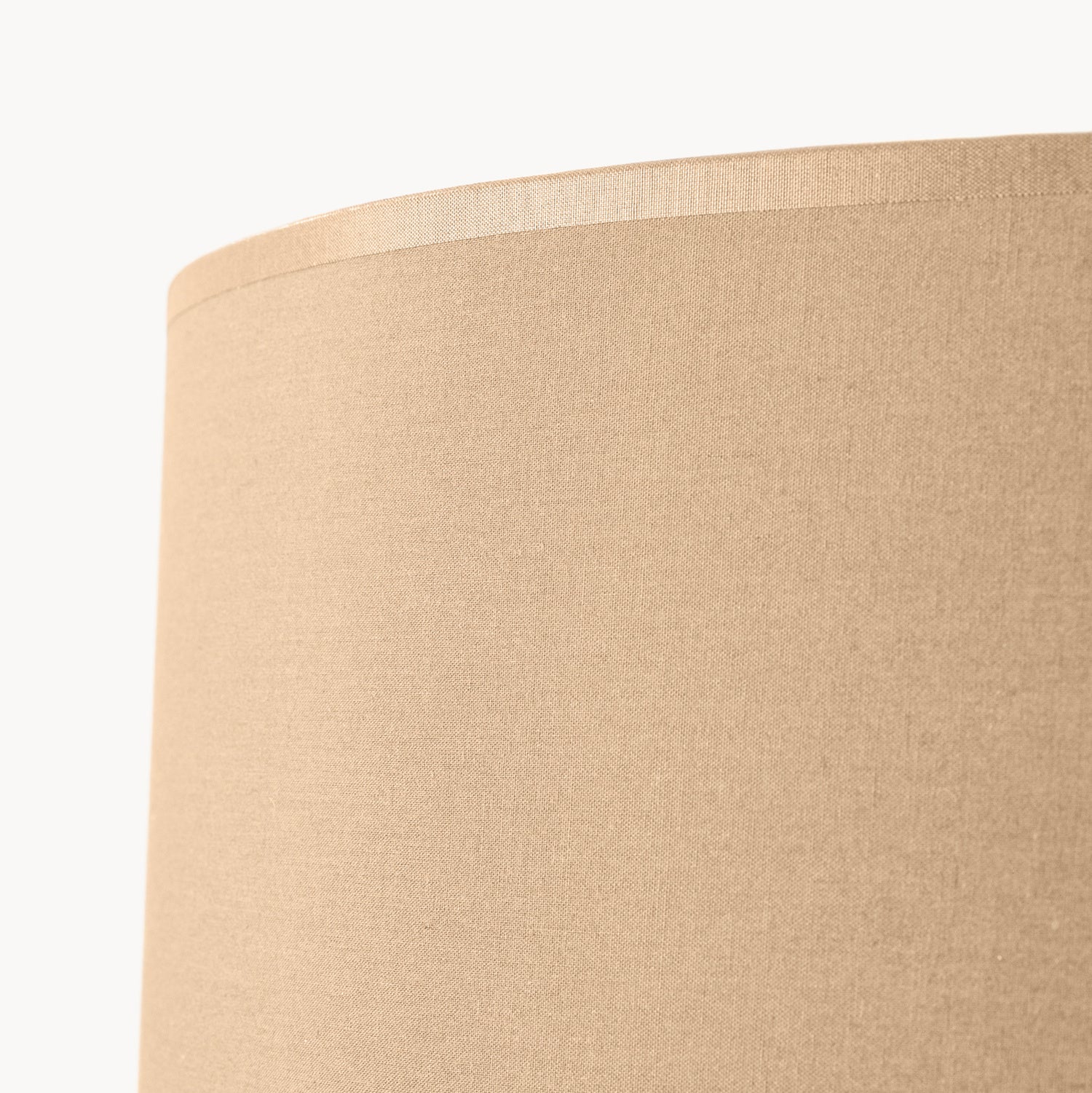 Lampadaire Natt trépied bois beige E27, détail du trépied