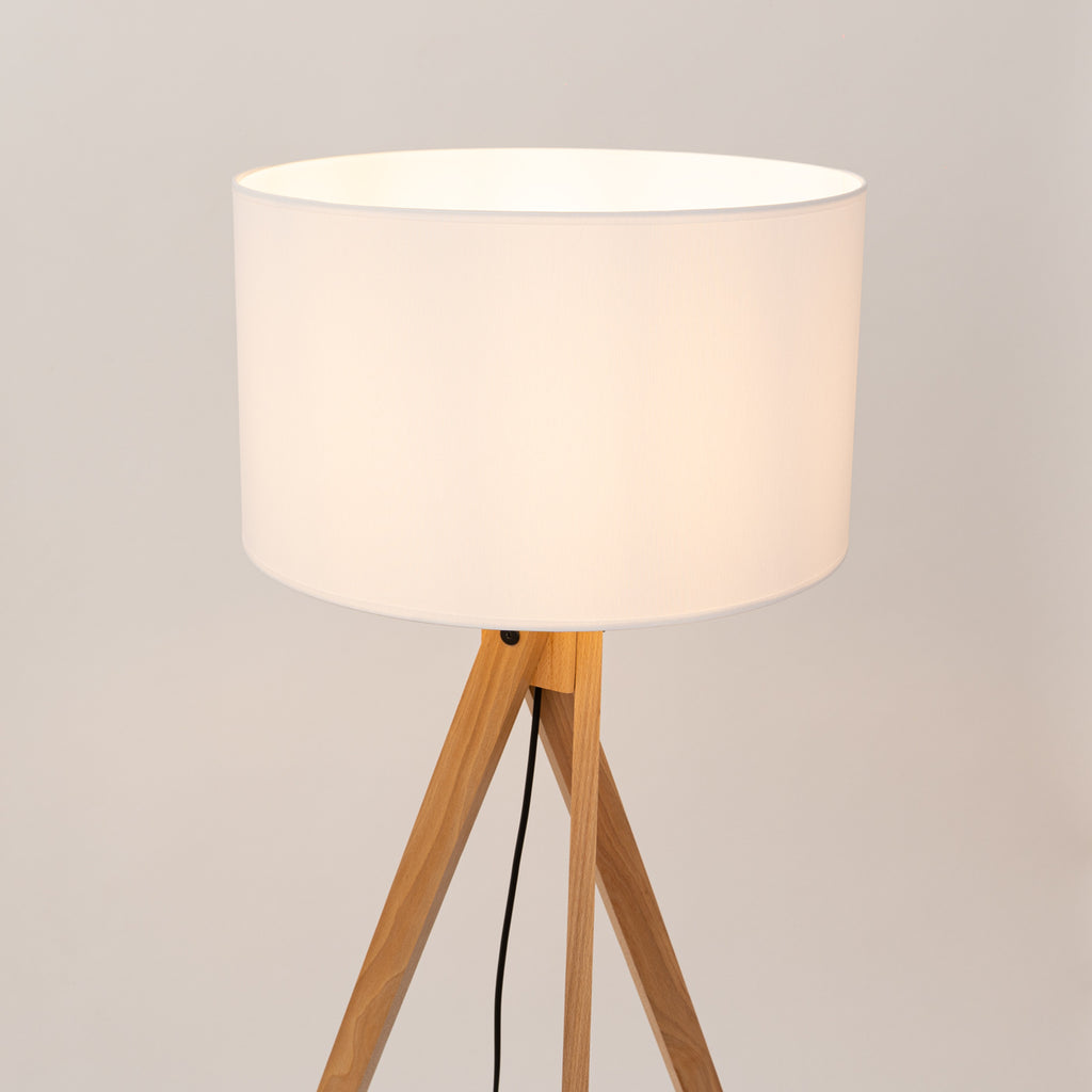 Lampadaire Natt trépied bois blanc E27, gros plan