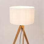 Lampadaire Natt trépied bois blanc E27, gros plan