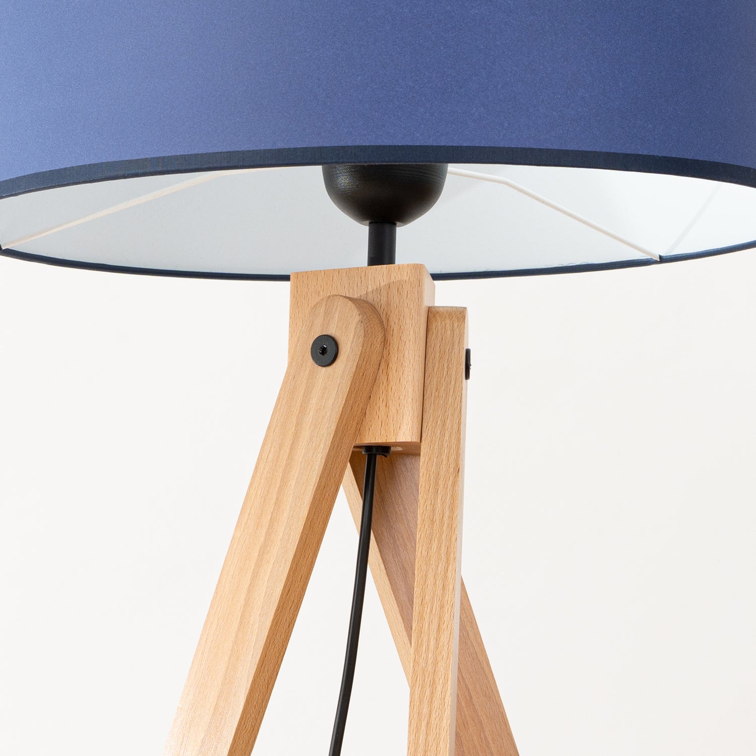 Lampadaire Natt trépied bois bleu marine E27 en ambiance