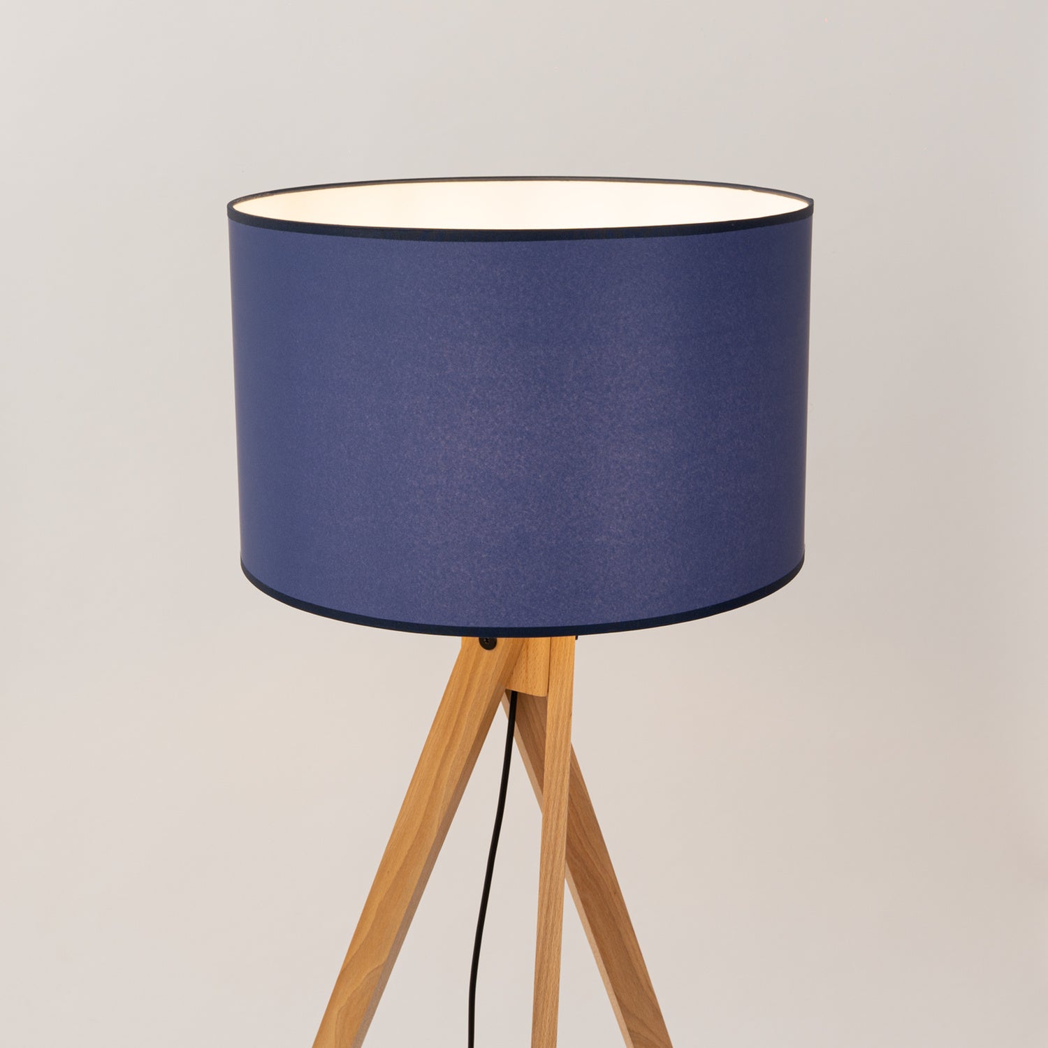 Lampadaire Natt trépied bois bleu marine E27, gros plan
