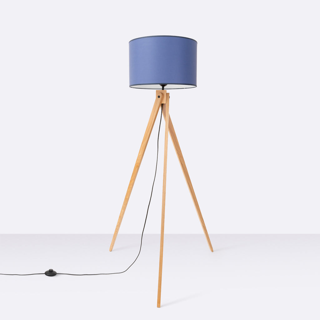 Lampadaire Natt trépied bois bleu marine E27, vue de profil