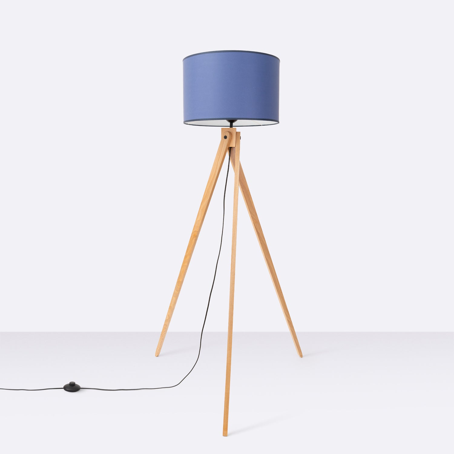 Lampadaire Natt trépied bois bleu marine E27, vue de profil