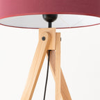 Lampadaire Natt trépied bois bordeaux E27 en ambiance