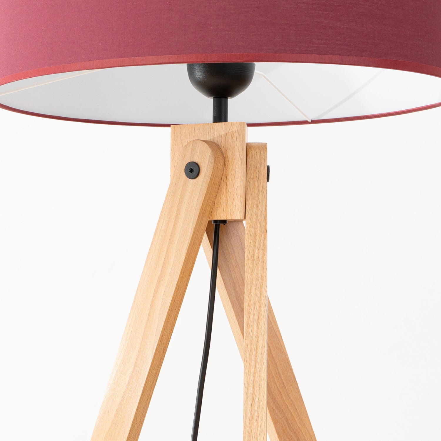 Lampadaire Natt trépied bois bordeaux E27 en ambiance