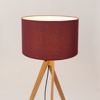 Lampadaire Natt trépied bois bordeaux E27, gros plan