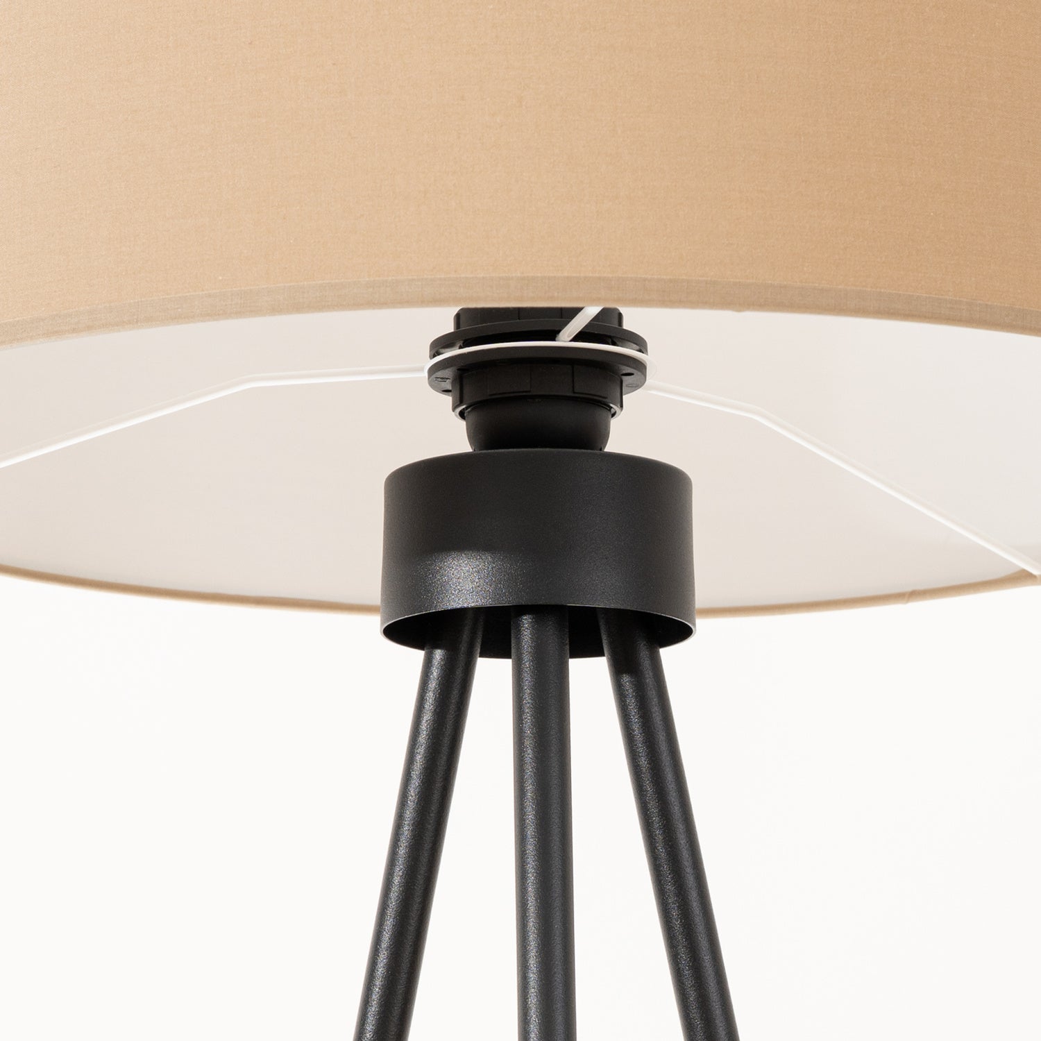 Lampadaire Nevia trépied beige E27 en ambiance