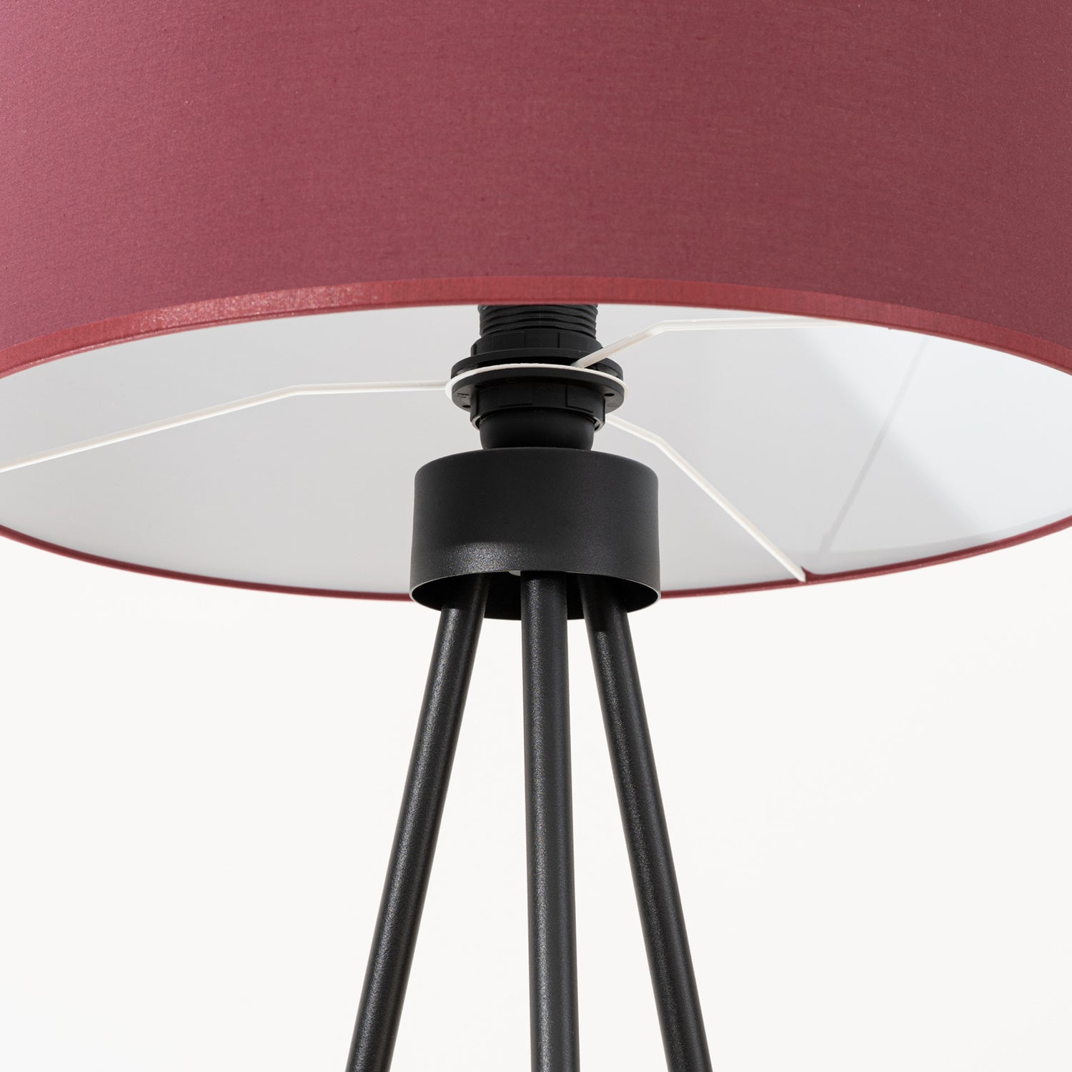 Lampadaire Nevia trépied bordeaux E27 en ambiance