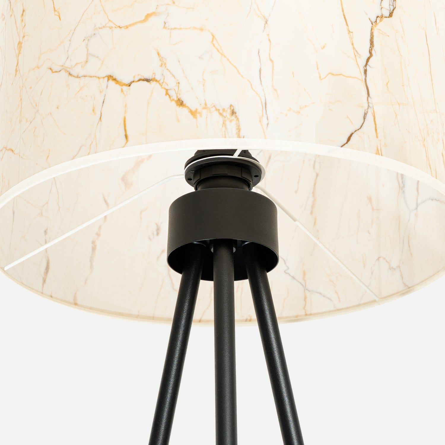 Lampadaire Nevia trépied effet marbre E27 en ambiance