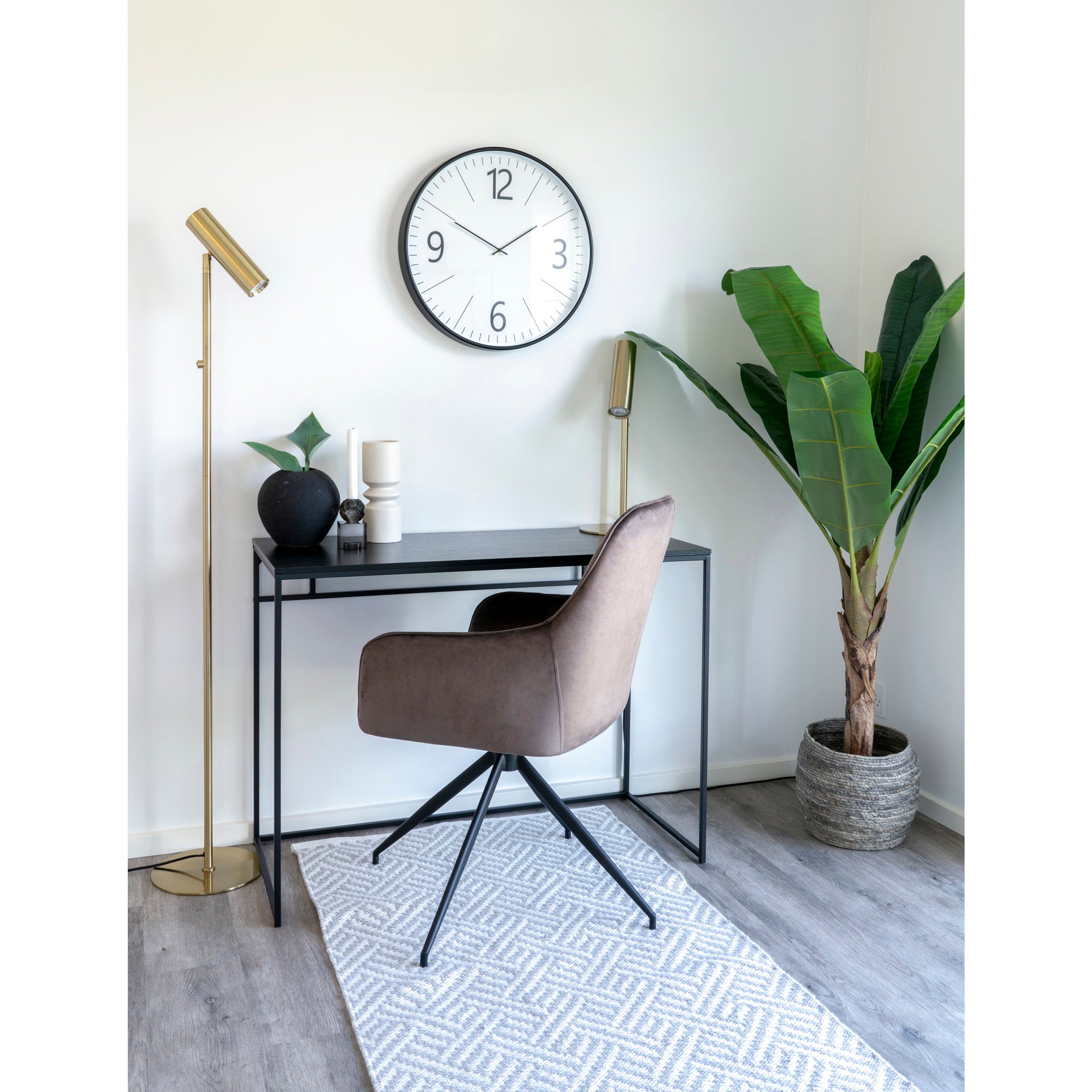 Lampadaire Paris laiton doré à côté bureau console noir, espace travail design contemporain