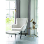 Lampadaire Paris laiton doré dans salon lumineux, fauteuil bouclette blanc, table d'appoint