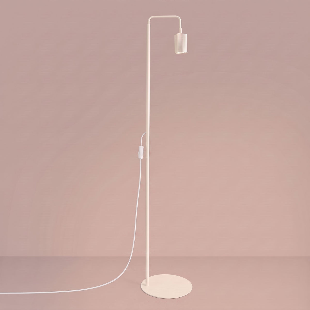 Lampadaire Rayo 1 laque beige allumé devant un fond coloré