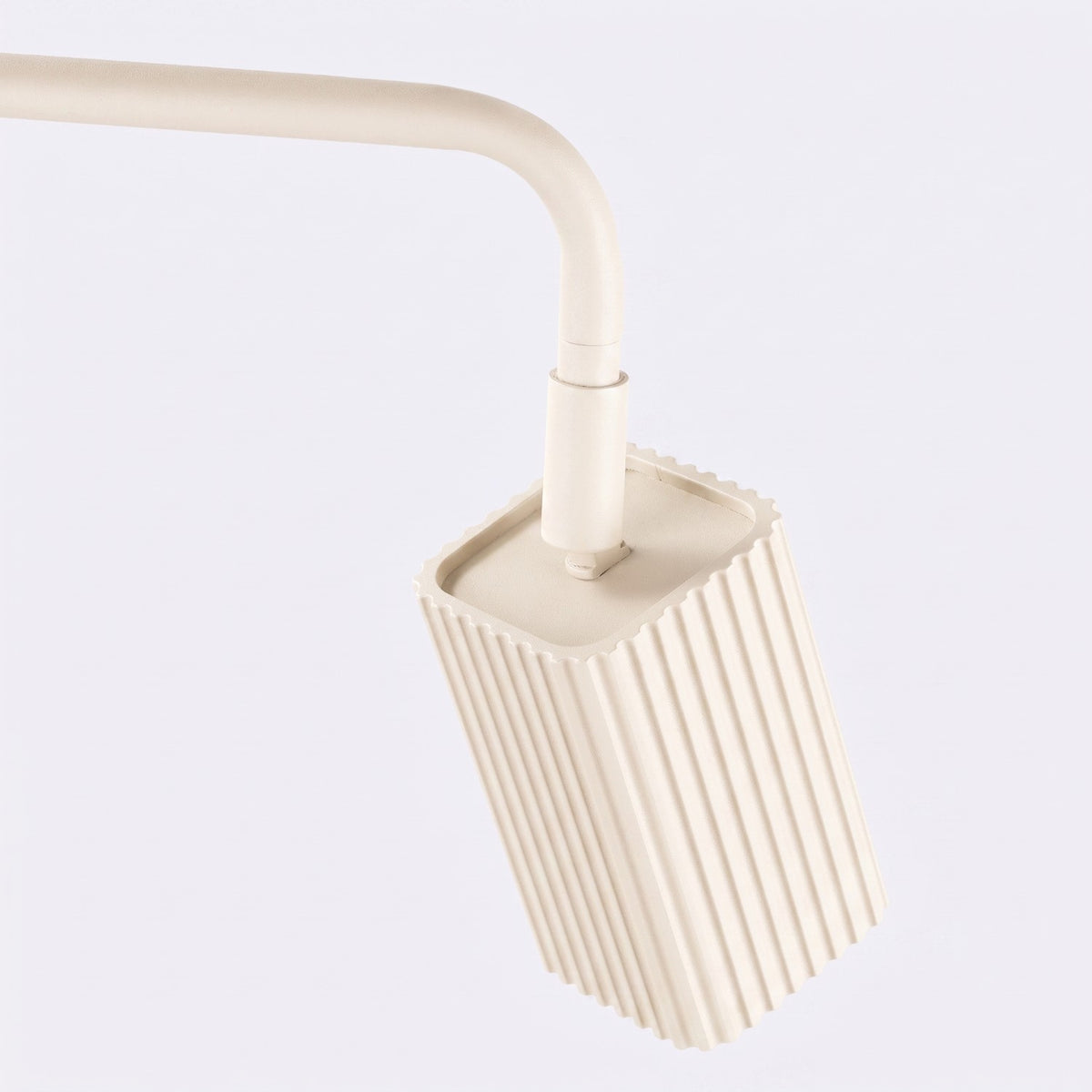 Articulation entre le bras et la tête cannelée du lampadaire Rayo 1 laque beige