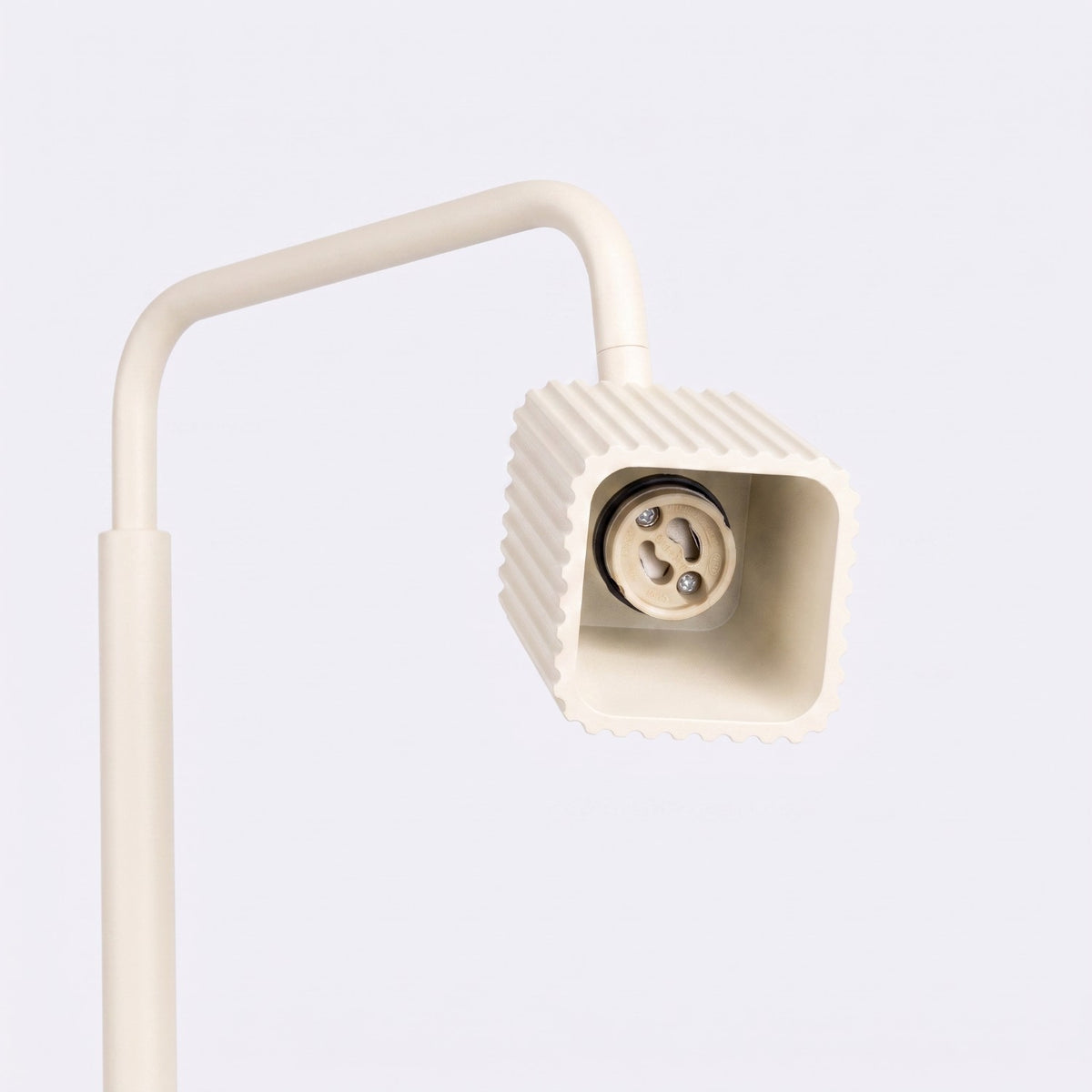 Douille GU10 vue par l'ouverture de la tête du lampadaire Rayo 1 laque beige