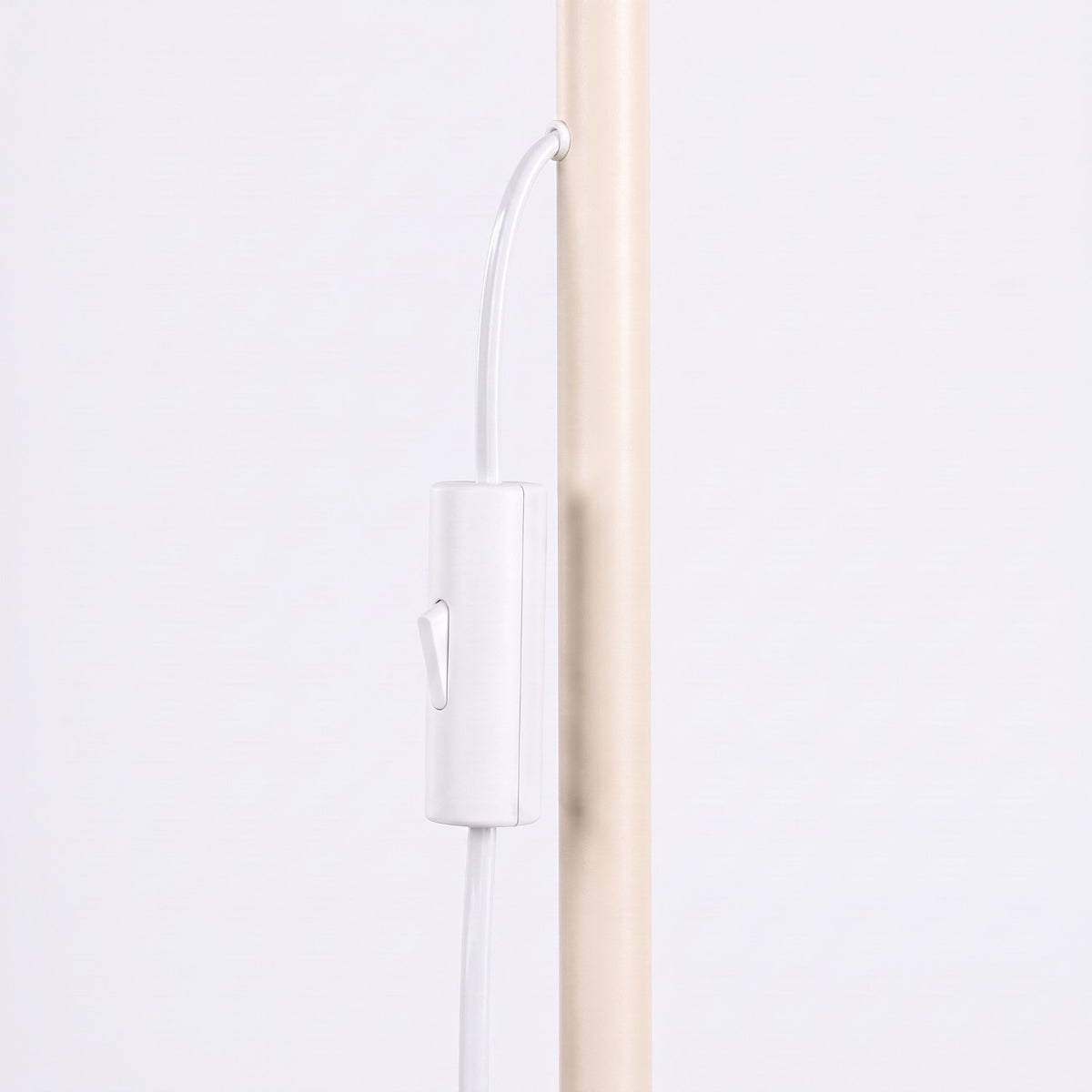 Interrupteur à bascule sur le câble du lampadaire Rayo 1 laque beige