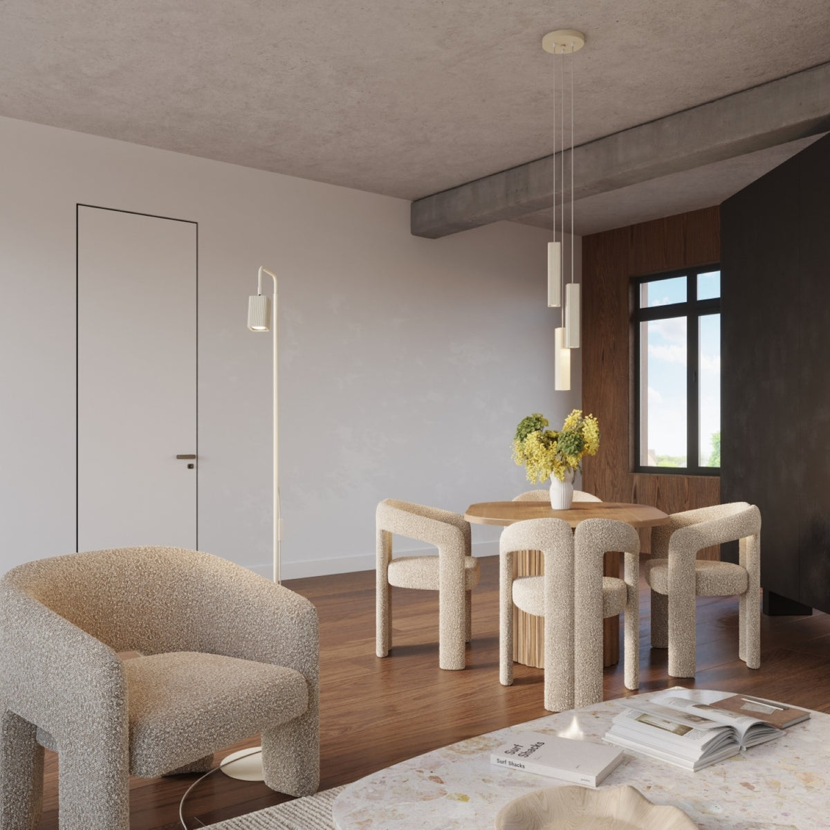 Lampadaire Rayo 1 laque beige allumé derrière un fauteuil dans un séjour