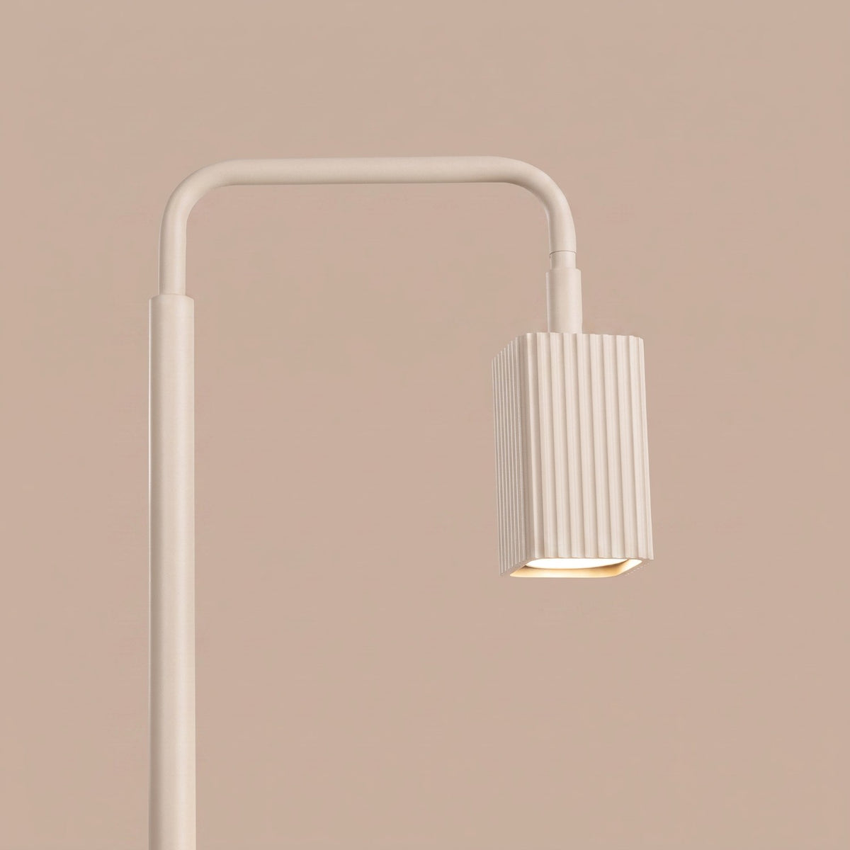 Tête cannelée allumée du lampadaire Rayo 1 laque beige