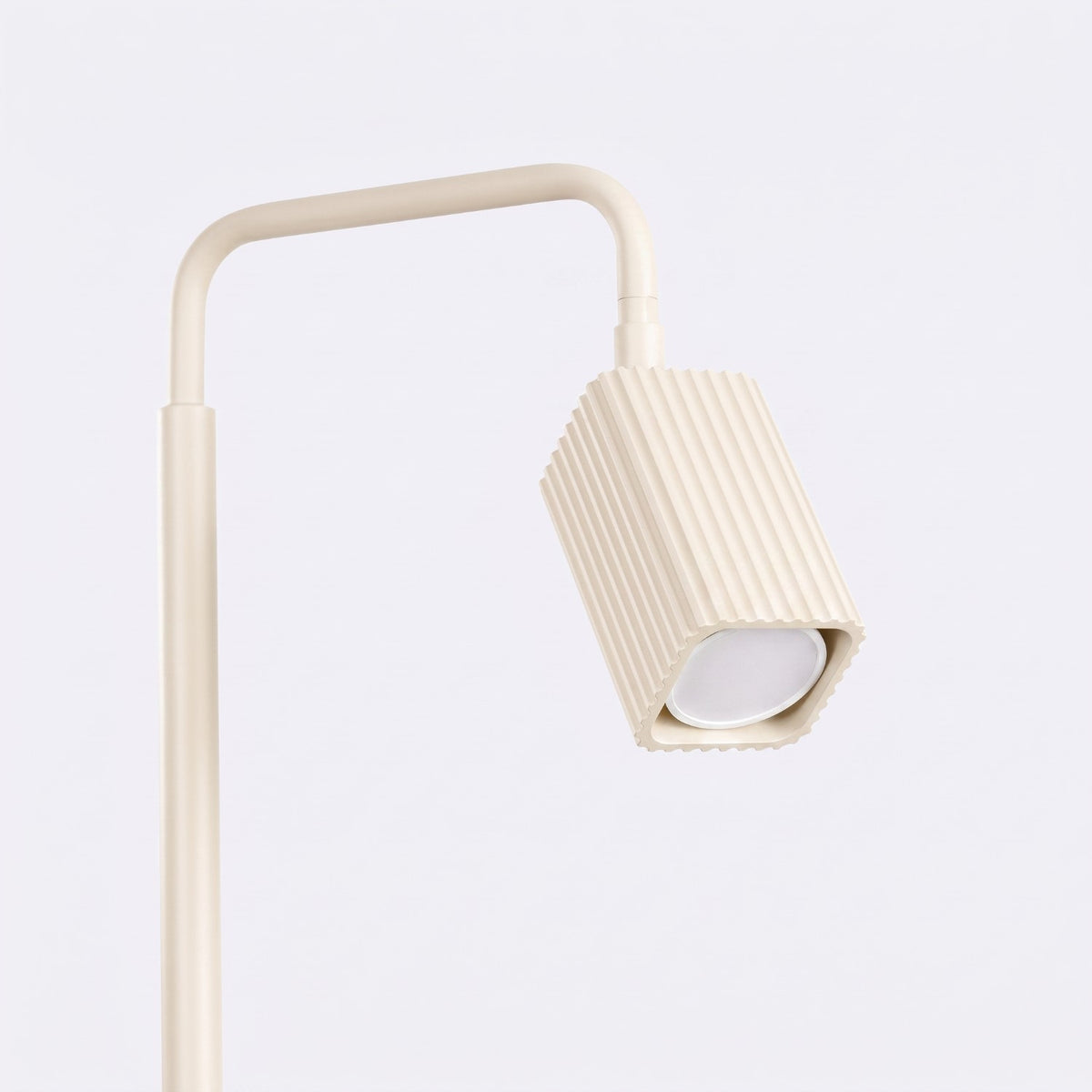 Tête du lampadaire Rayo 1 laque beige inclinée avec son ampoule en place