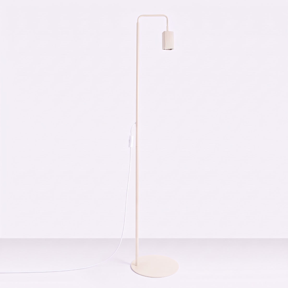 Lampadaire Rayo 1 laque beige vu de trois quarts devant un mur clair
