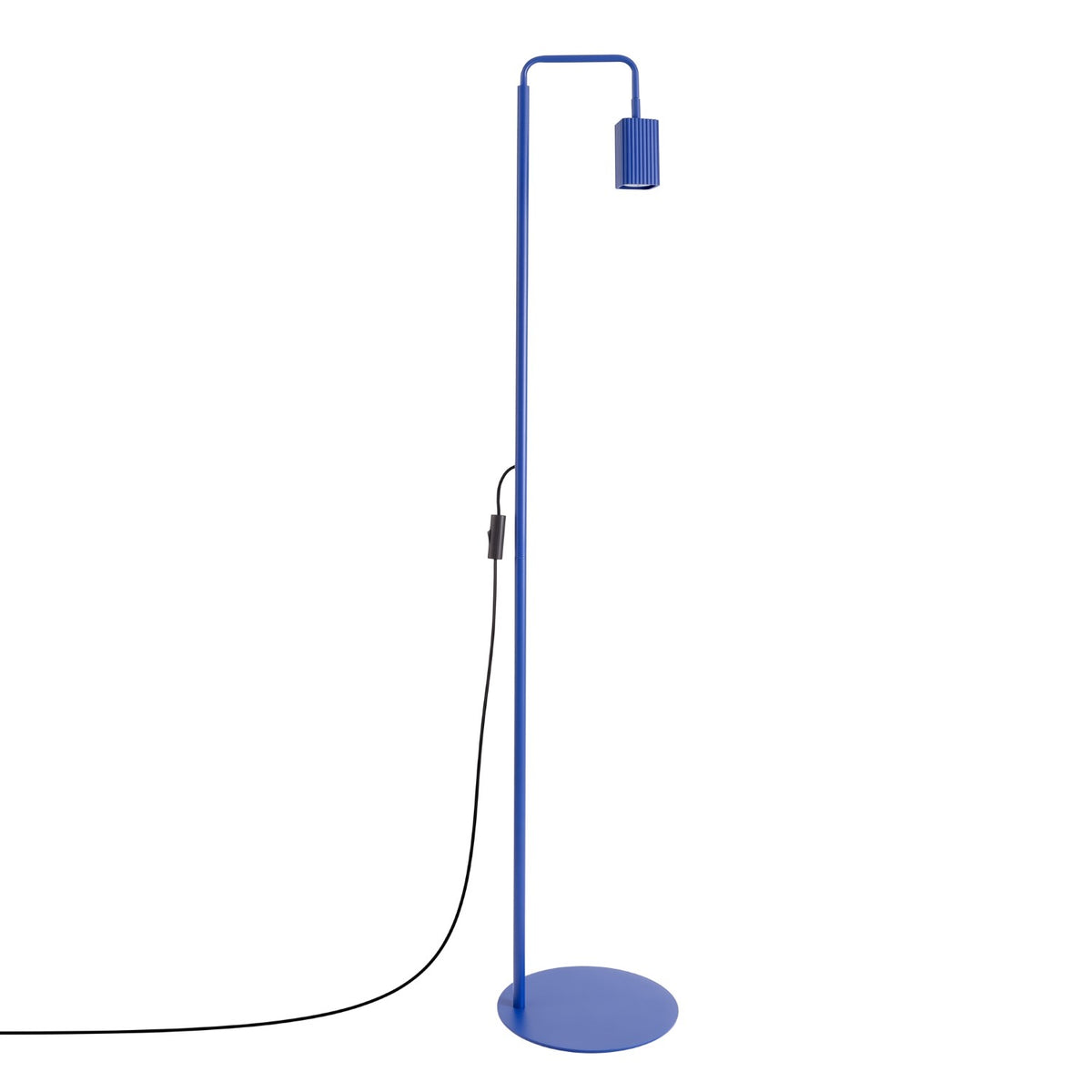 Lampadaire Rayo 1 laque bleu outremer sur fond blanc avec son câble et son interrupteur