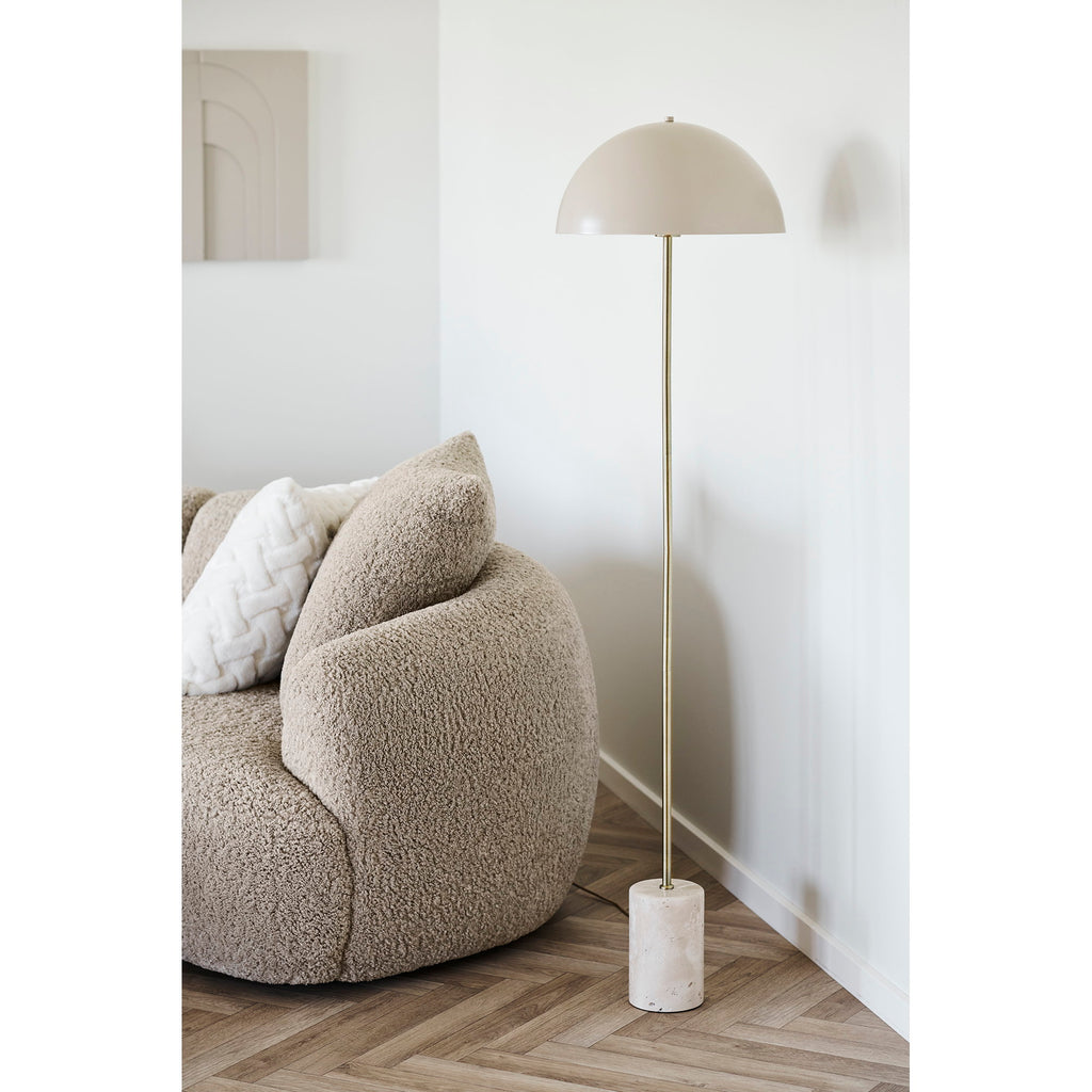 Lampadaire Sheffield beige marbre travertin salon canapé bouclette taupe angle