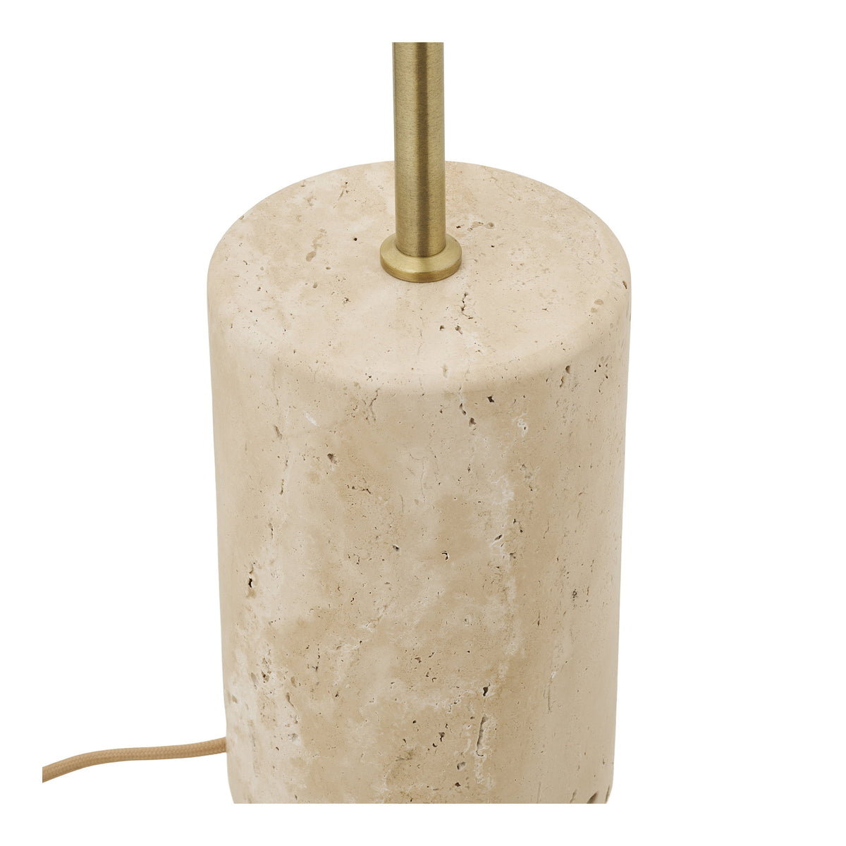 Détail du socle cylindrique en travertin alvéolé du lampadaire Sheffield avec sa tige dorée et son cordon beige