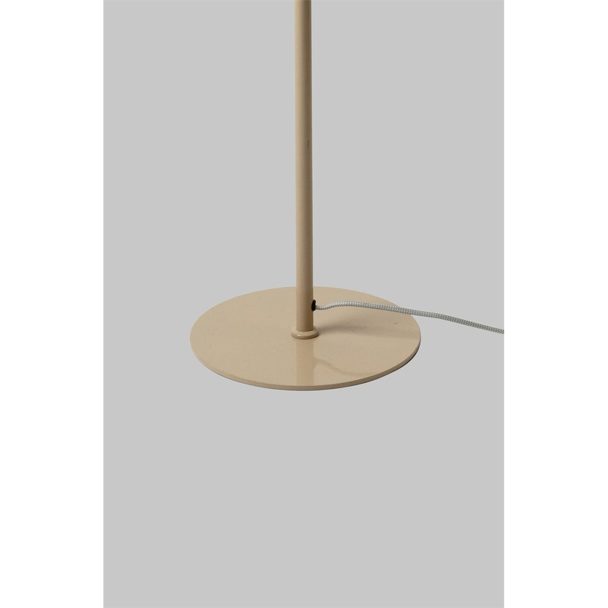 Base ronde plate du lampadaire Stavanger métal beige avec départ du câble textile
