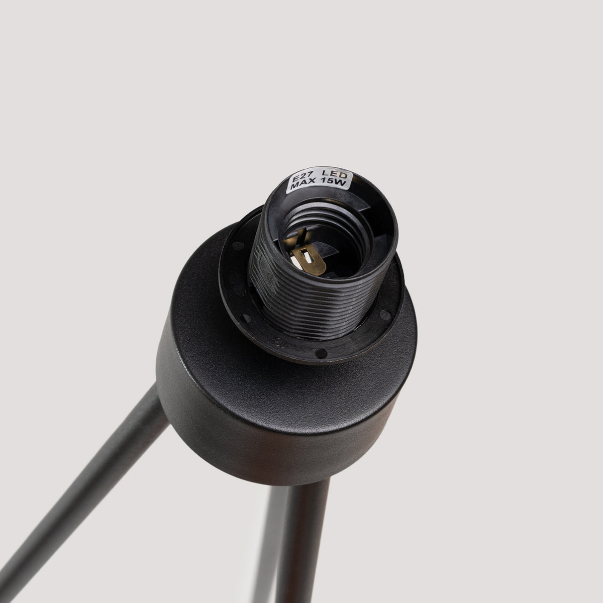 Douille E27 au sommet du trépied noir du lampadaire Mula avec étiquette LED 15 W maximum