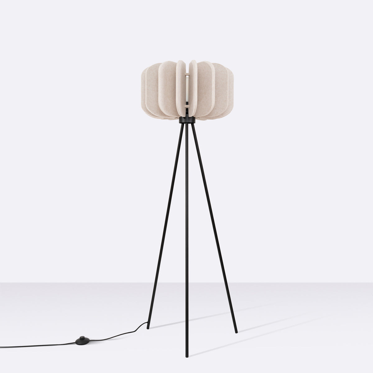 Lampadaire trépied Mula feutre beige posé au sol sur fond clair