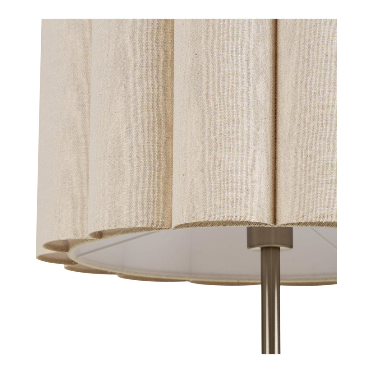 Plis de l'abat-jour en lin beige du lampadaire Wattom et haut du pied en acier