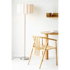Lampadaire Wattom abat jour tissu plissé écru pied chromé en situation