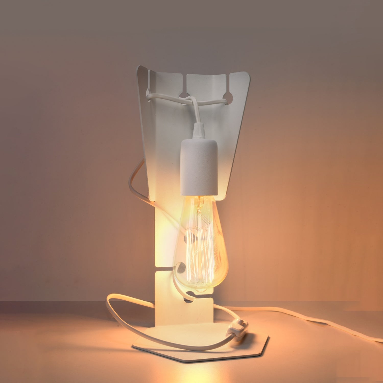 Lampe Arby blanc allumée, ampoule à filament apparente