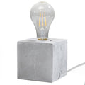 Lampe à poser Ariz en béton brut, cube à ampoule apparente, vue de face