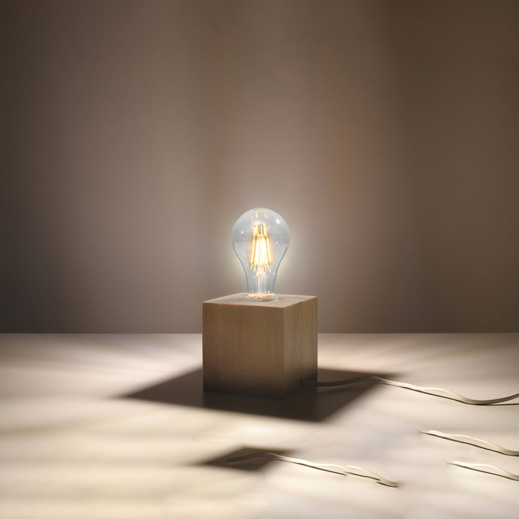 Lampe à poser Ariz en bois naturel, cube massif à ampoule apparente, ampoule allumée