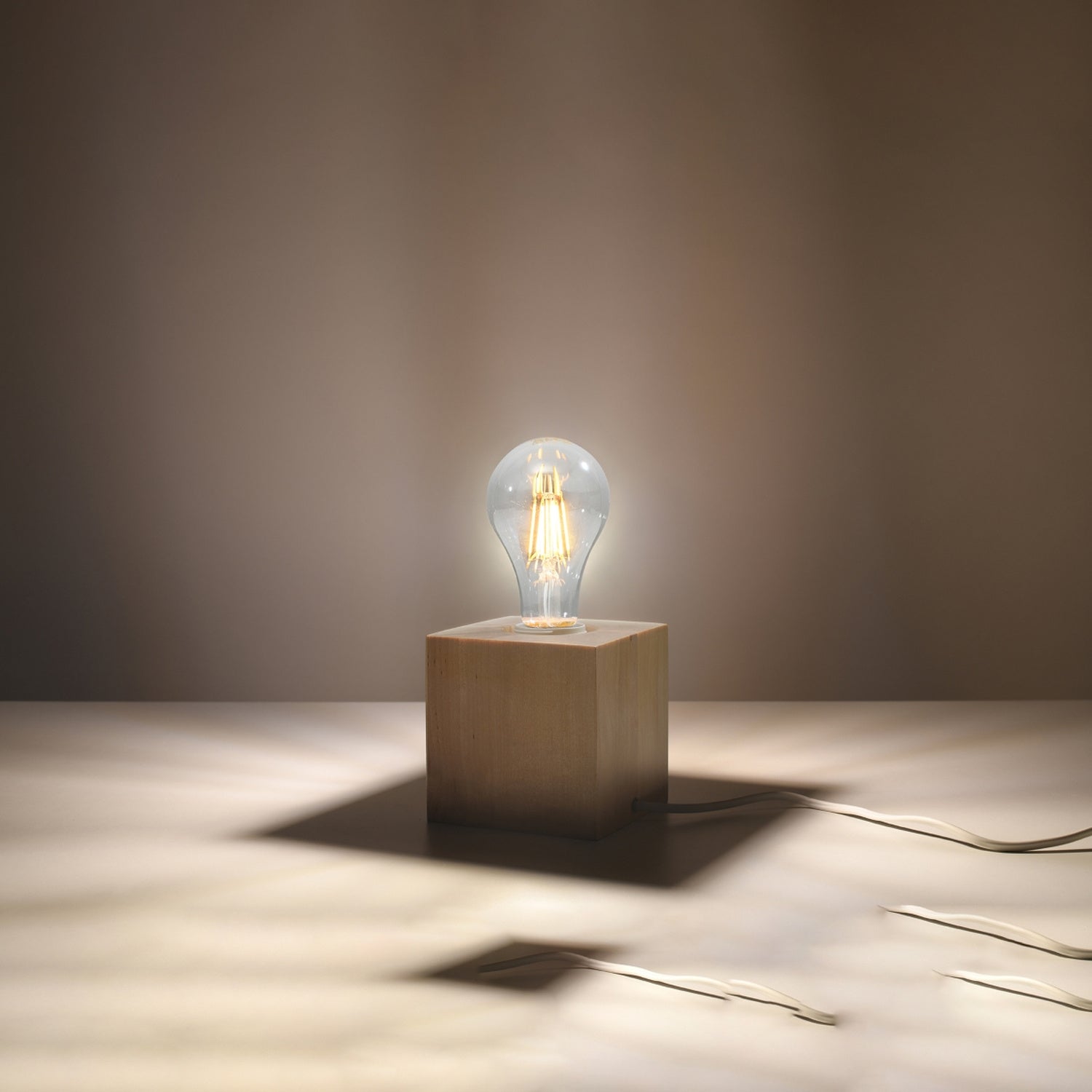 Lampe à poser Ariz en bois naturel, cube massif à ampoule apparente, ampoule allumée