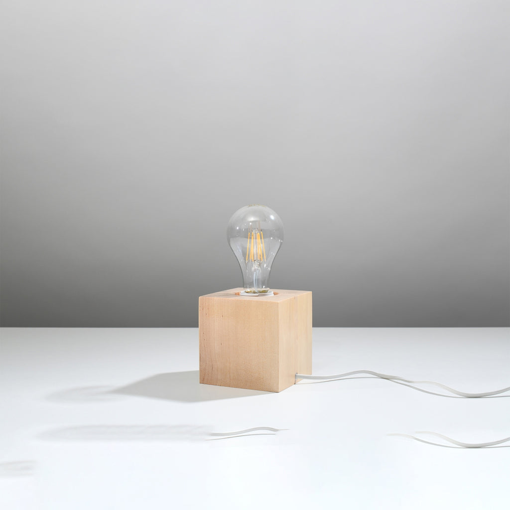 Lampe à poser Ariz en bois naturel, cube massif à ampoule apparente, vue de profil